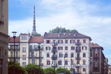 Picture of a neighborhood of Turin by day from which you can see the Mole Antonelliana