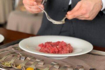 Finely chopped meat from prestigious Fassona breed, with several toppings: eggs, onions, salads