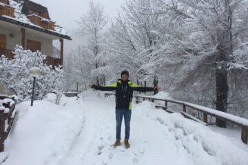 man sorrounded in snow in Sauze D'oulx