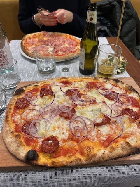 Close-up of a round, thick-crust Pizza alla mattonella 