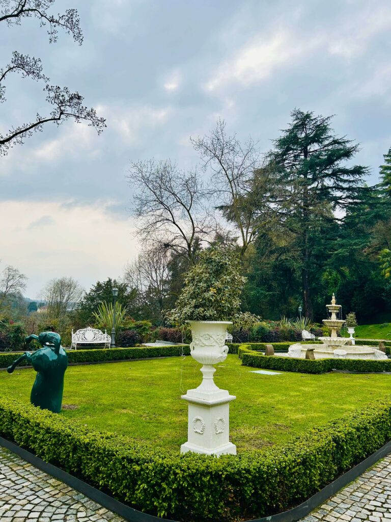 Stunning elegant garden, well curated, premium location